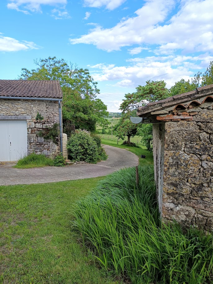 DESCENTE AVEC PORTE GRANGE ET ANGLE MAISONNETTE