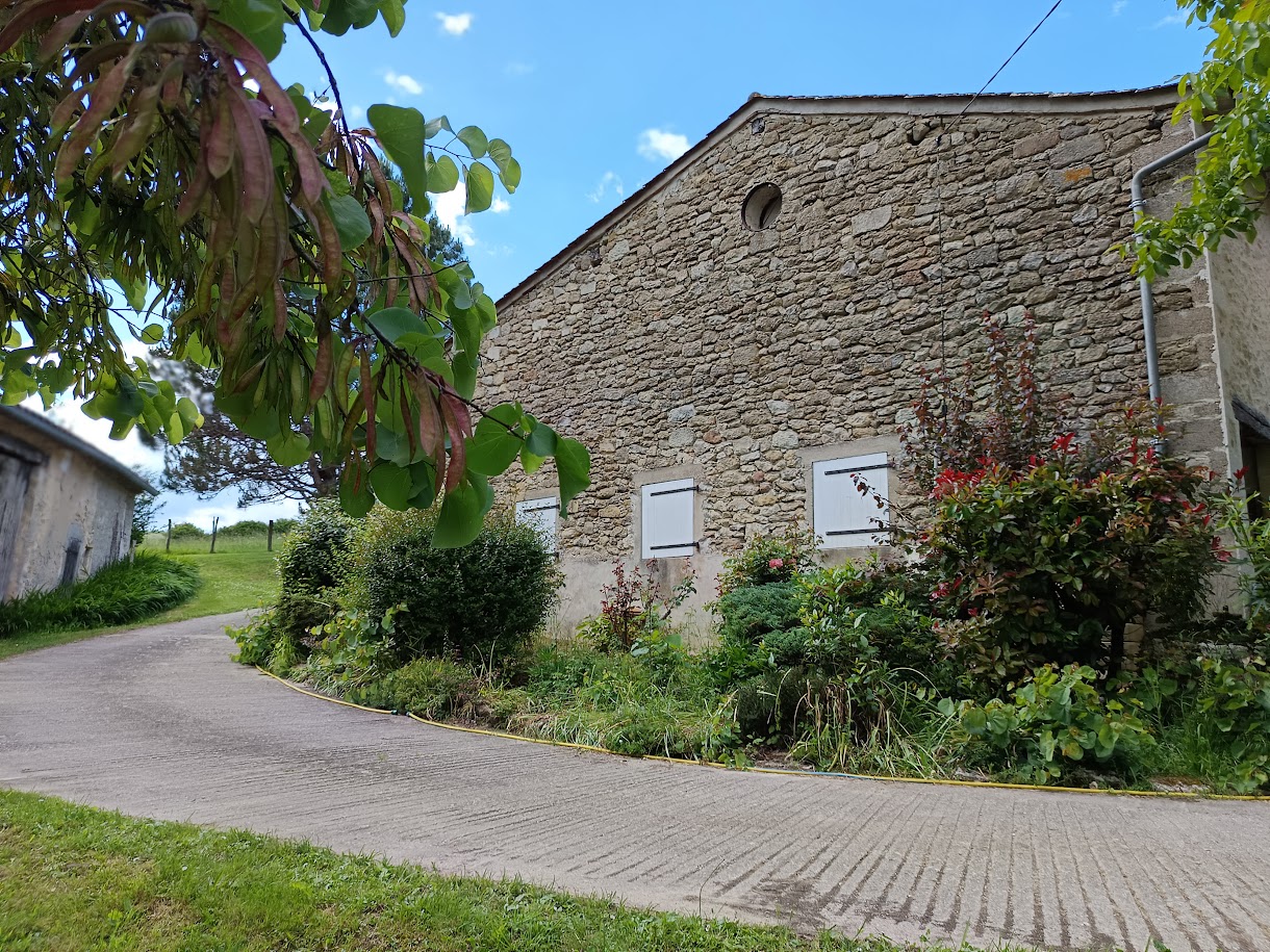 PHOTO FACADE SUD GRANGE AVEC VOLETS